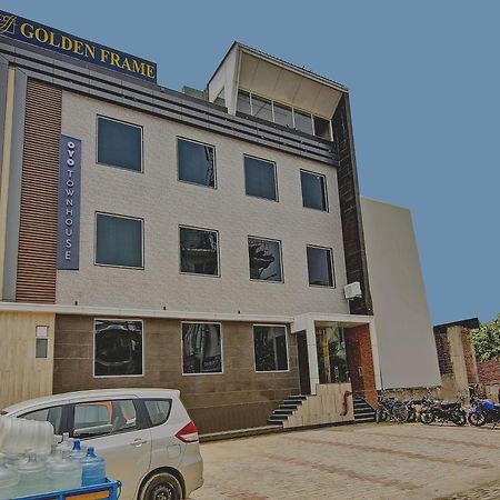 Townhouse Golden Frame Hotell Ghaziabad Exteriör bild