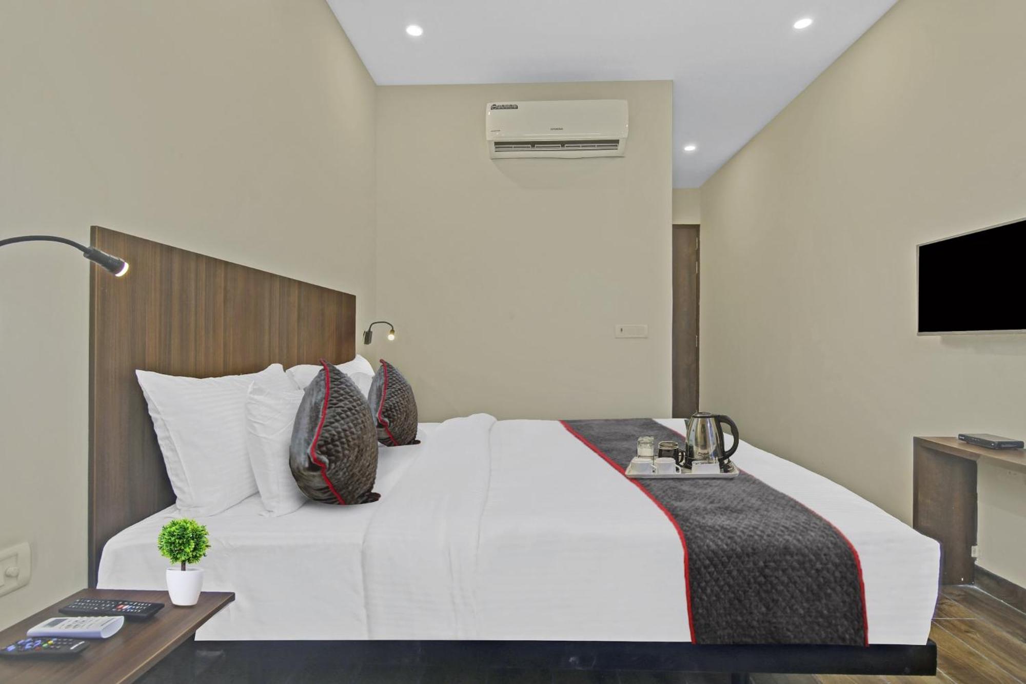 Townhouse Golden Frame Hotell Ghaziabad Exteriör bild