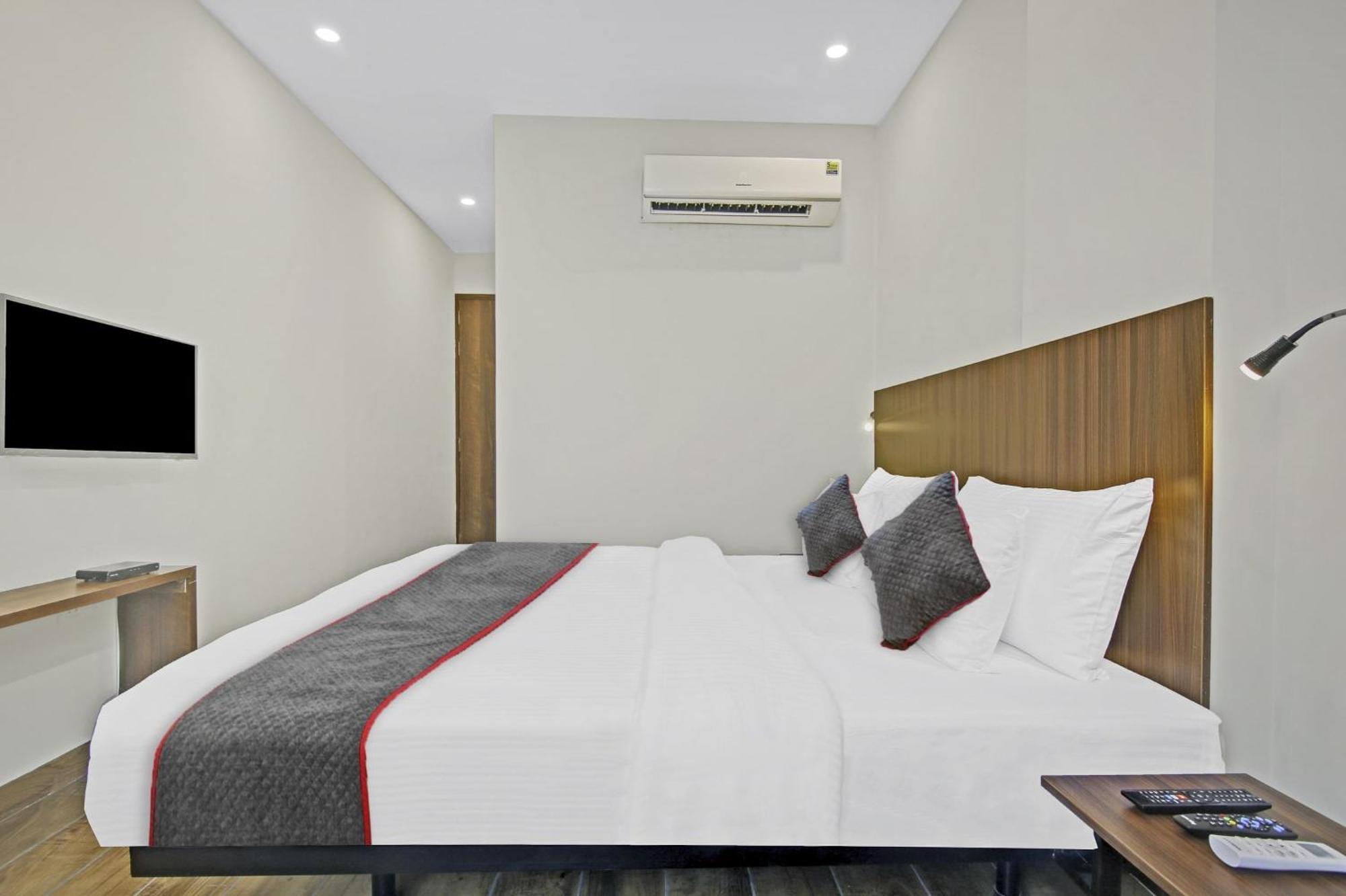 Townhouse Golden Frame Hotell Ghaziabad Exteriör bild