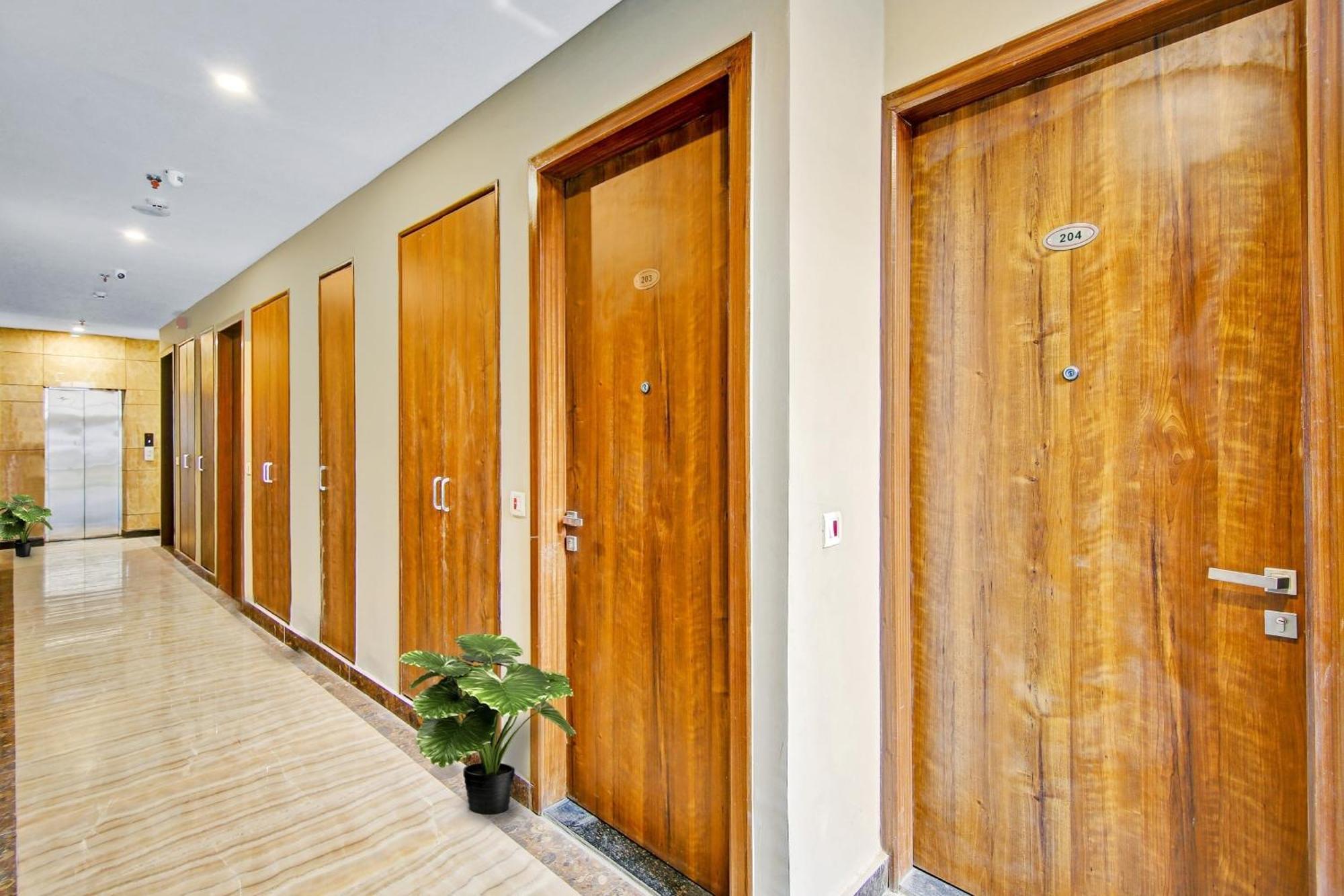 Townhouse Golden Frame Hotell Ghaziabad Exteriör bild