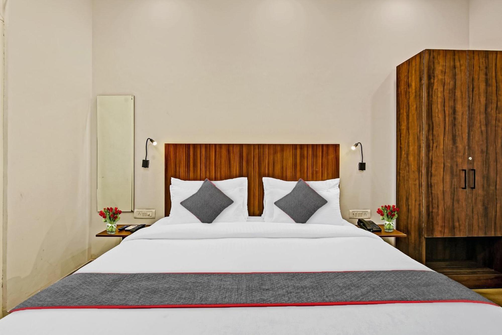 Townhouse Golden Frame Hotell Ghaziabad Exteriör bild
