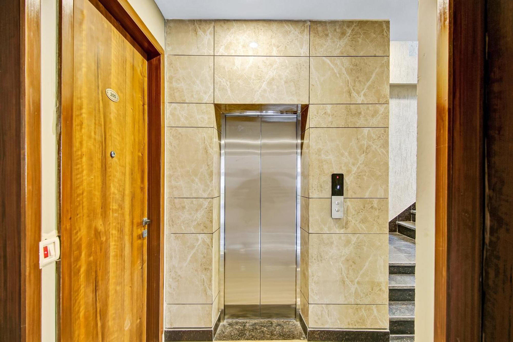 Townhouse Golden Frame Hotell Ghaziabad Exteriör bild