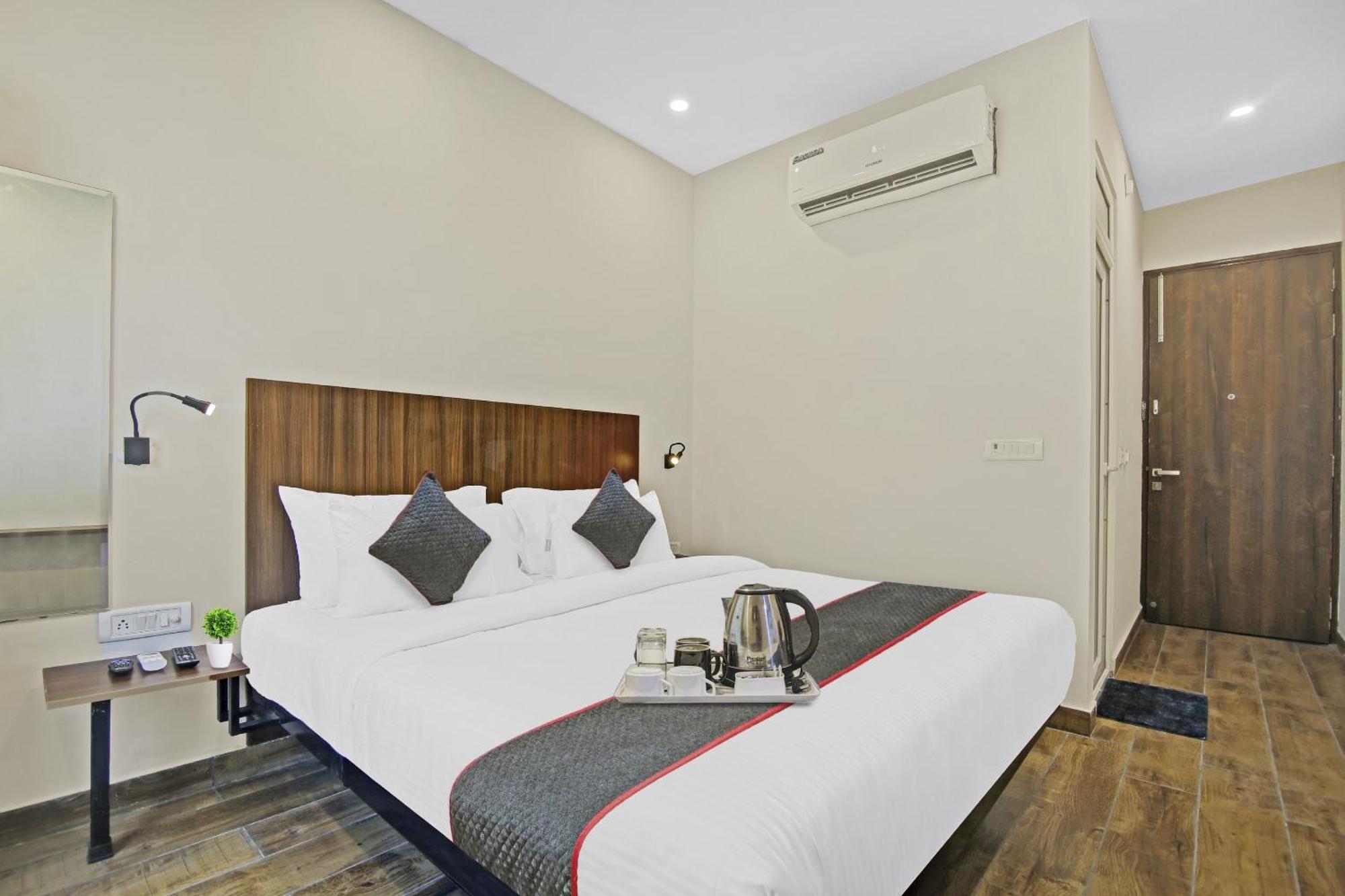 Townhouse Golden Frame Hotell Ghaziabad Exteriör bild
