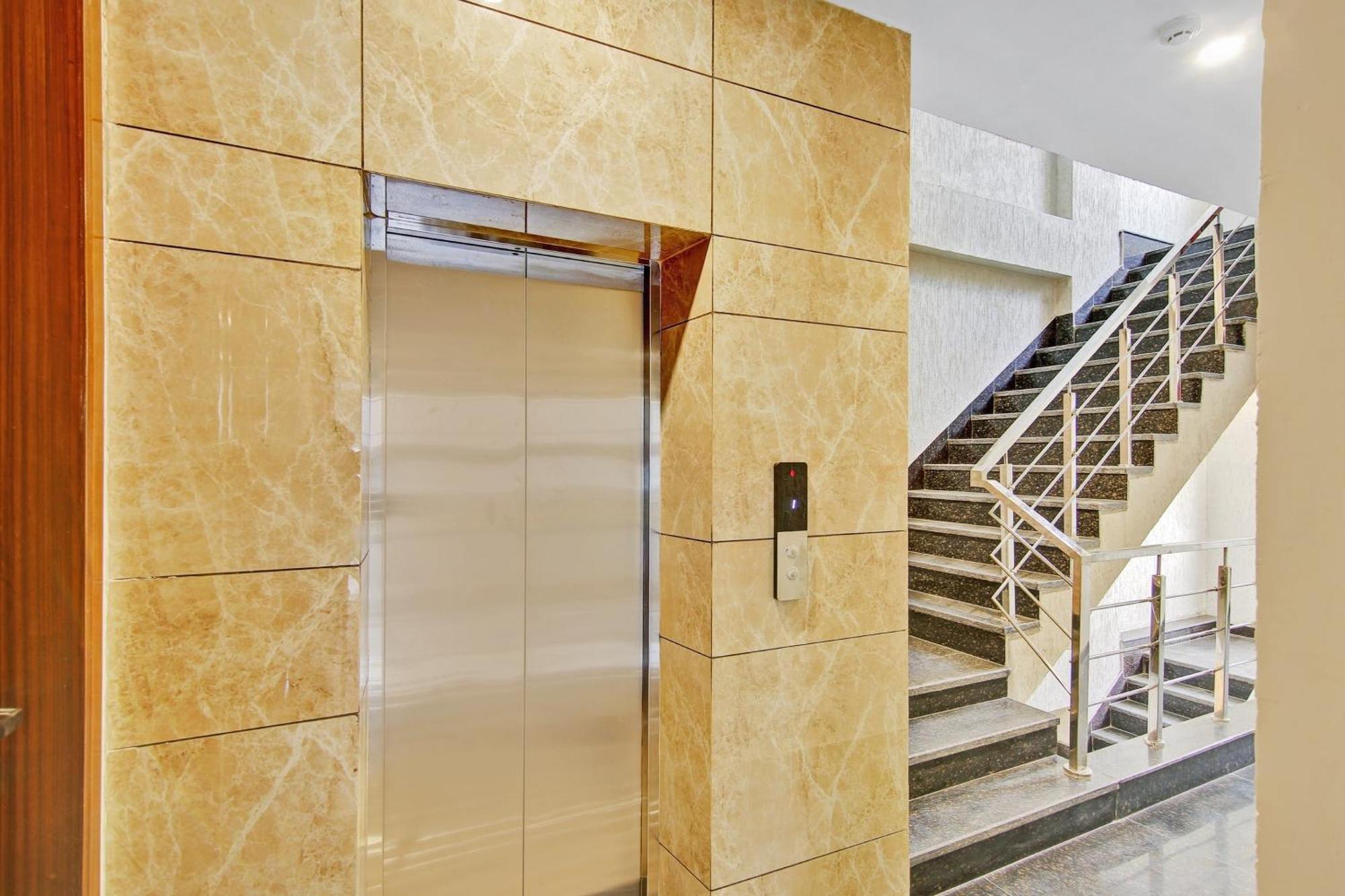 Townhouse Golden Frame Hotell Ghaziabad Exteriör bild