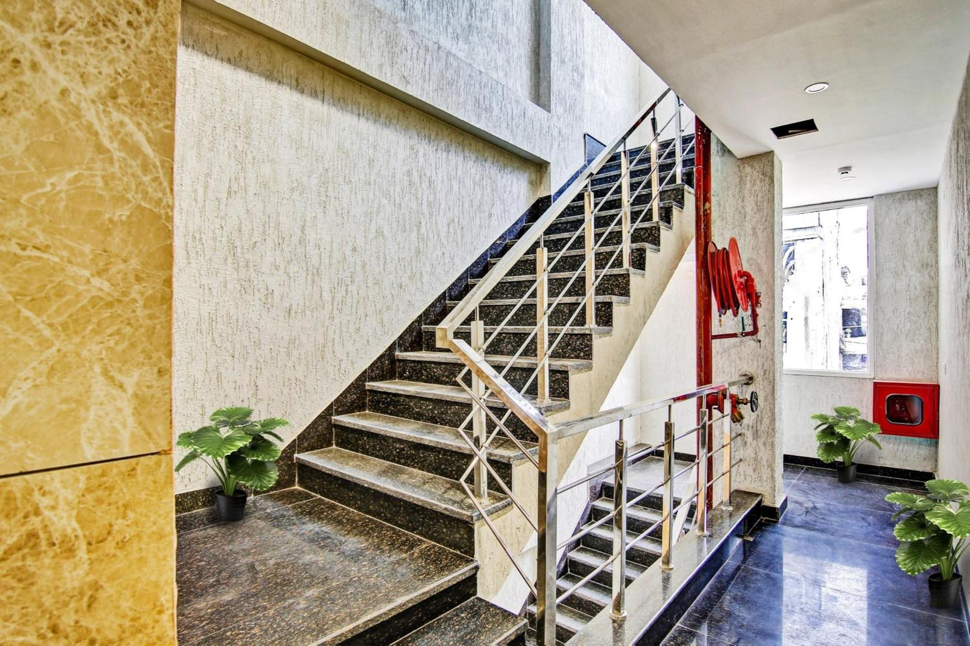 Townhouse Golden Frame Hotell Ghaziabad Exteriör bild